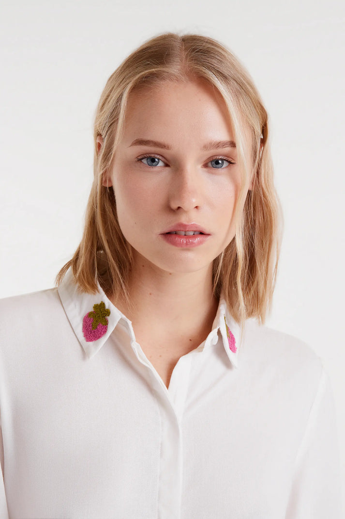 Camicia bianca con ricamo di fragole