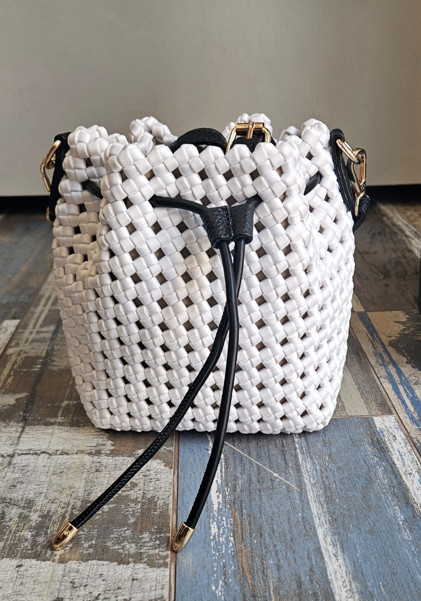 Borsa secchiello intrecciata bianca