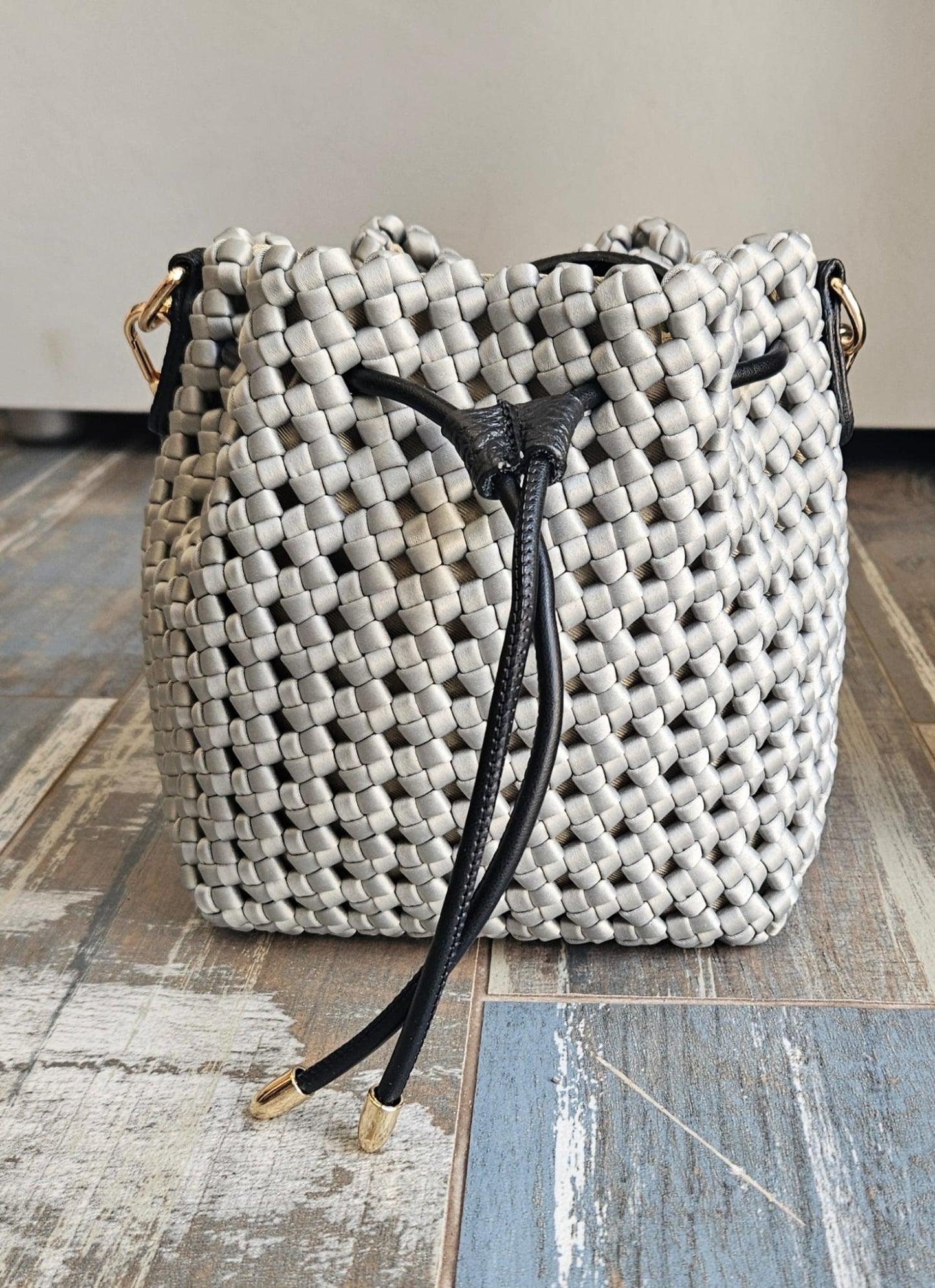 Borsa secchiello intrecciata grigia