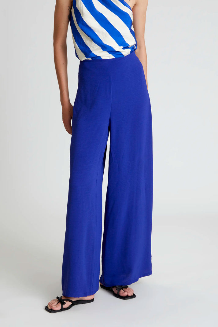 Pantaloni blu a gamba larga