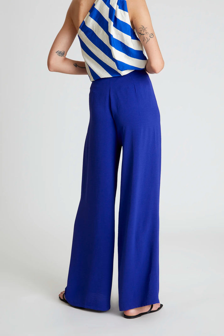 Pantaloni blu a gamba larga