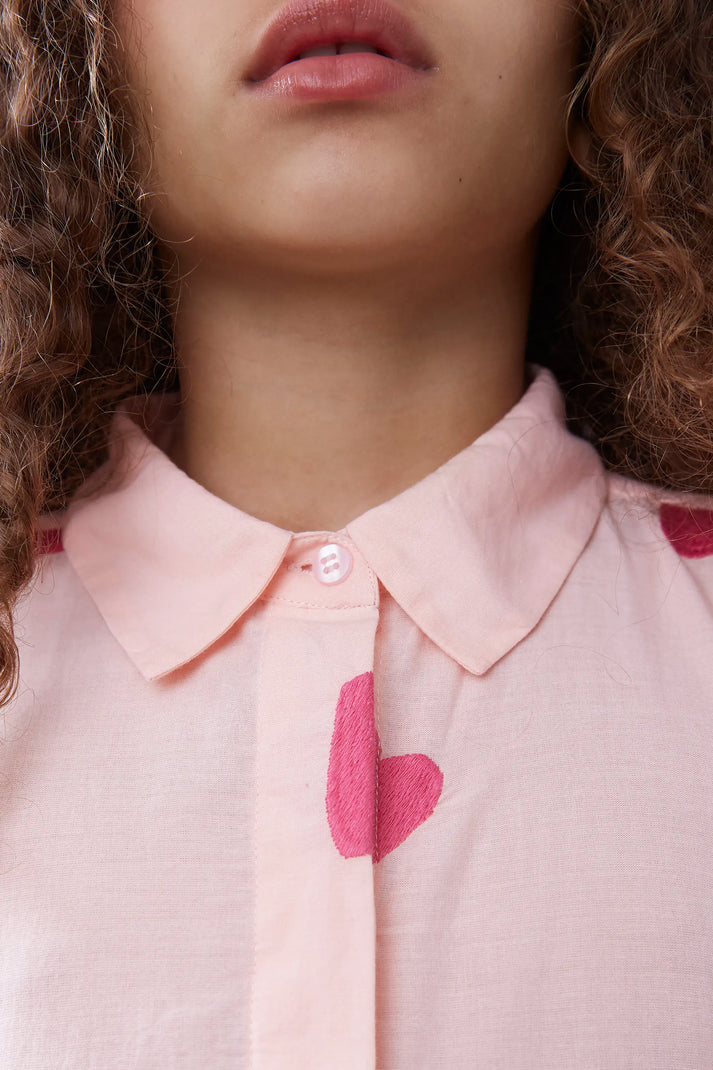 Camicia bambina con cuori ricamati rosa