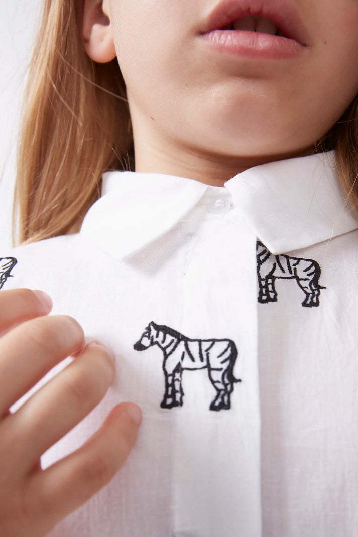 Camicia da bambina con zebra ricamata bianca
