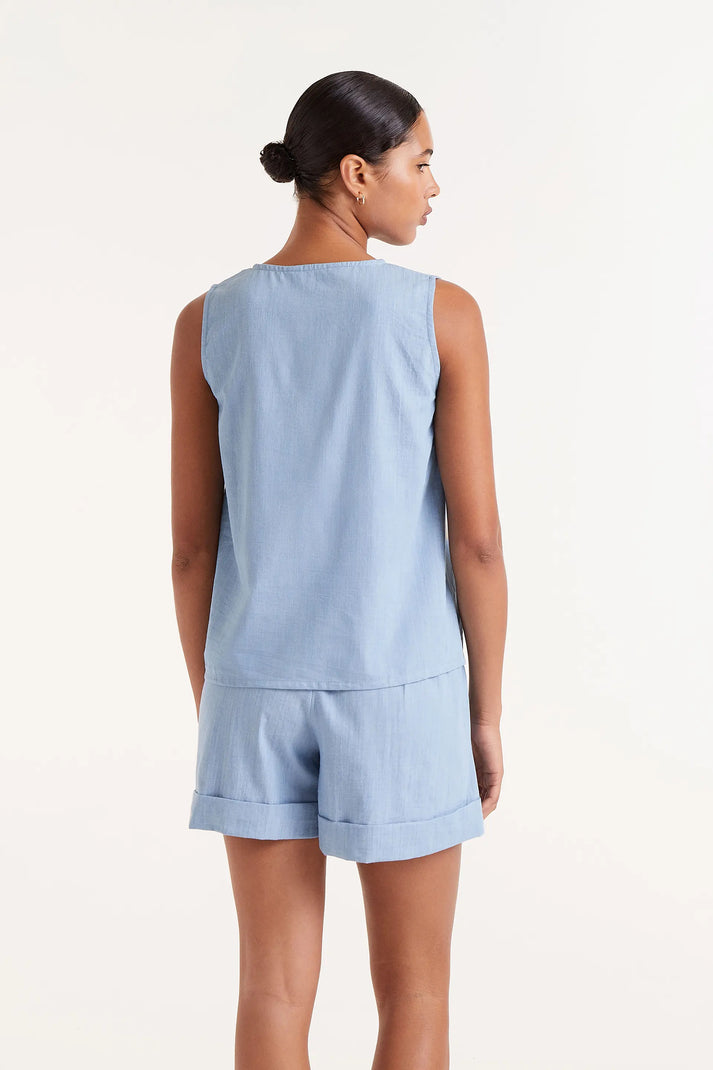 Top con bottoni effetto denim