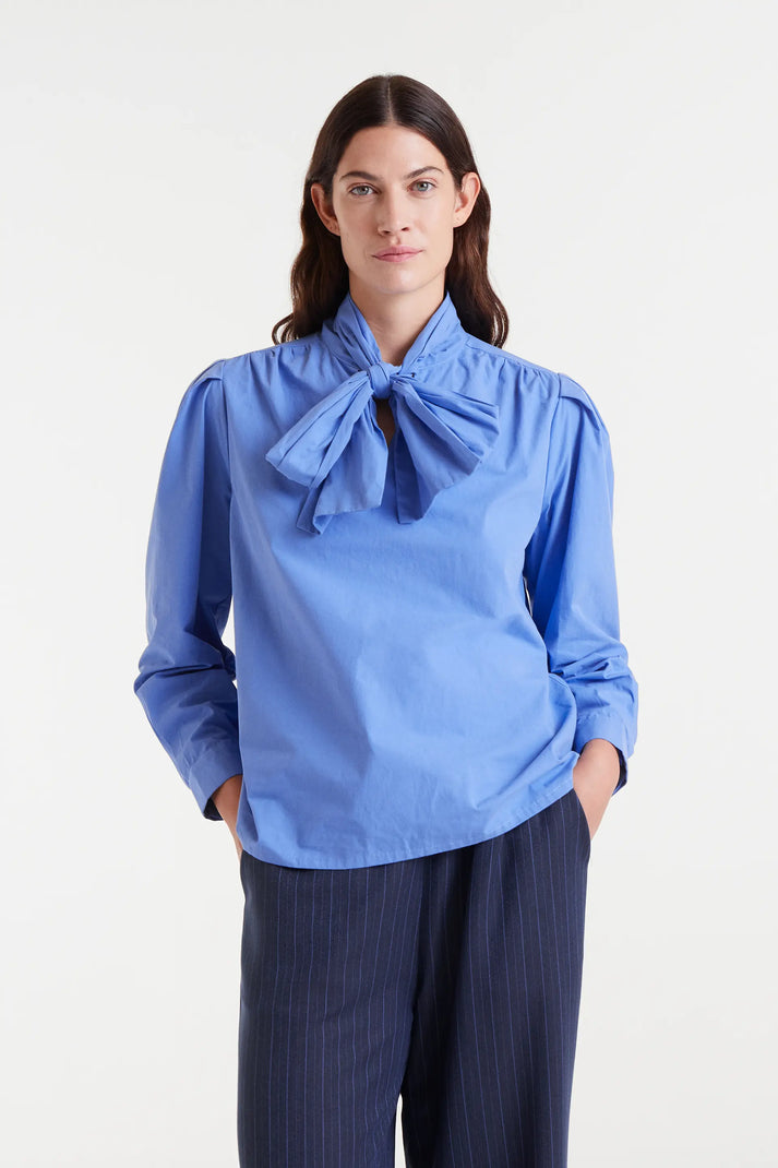 Camicia con fiocco blu in cotone 100%