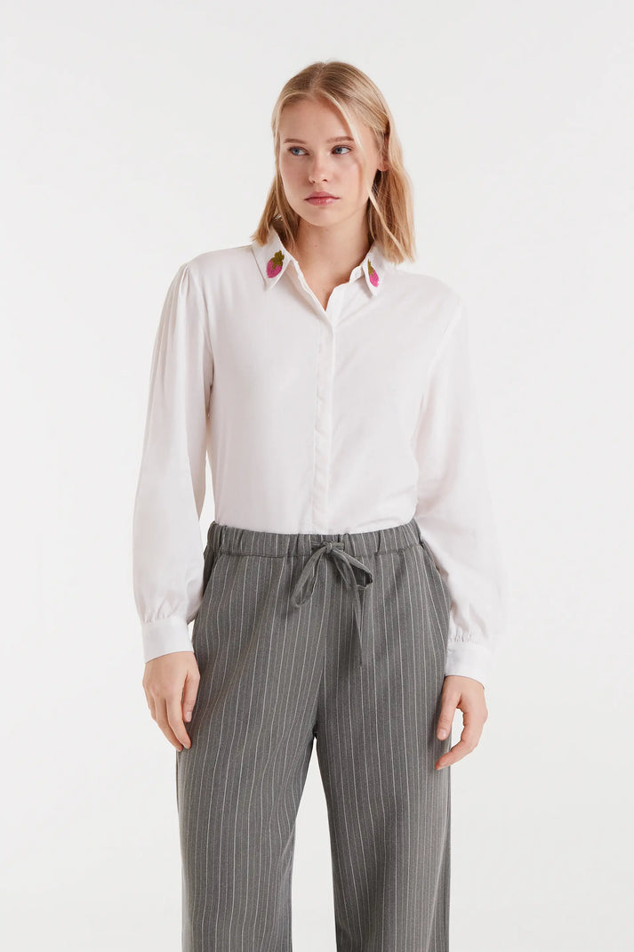 Camicia bianca con ricamo di fragole