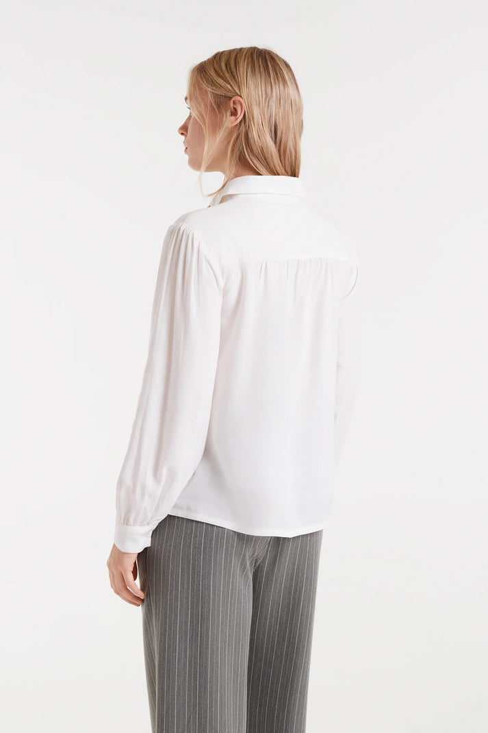 Camicia bianca con ricamo di fragole
