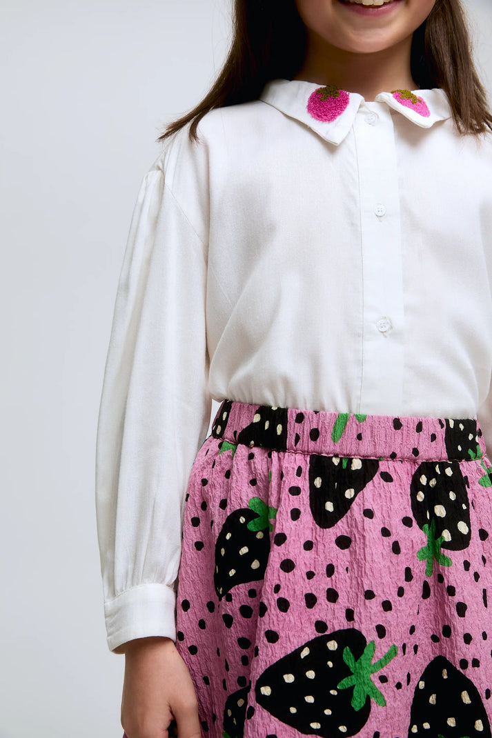 Camicia bianca da bambina con colletto ricamato a forma di fragola.