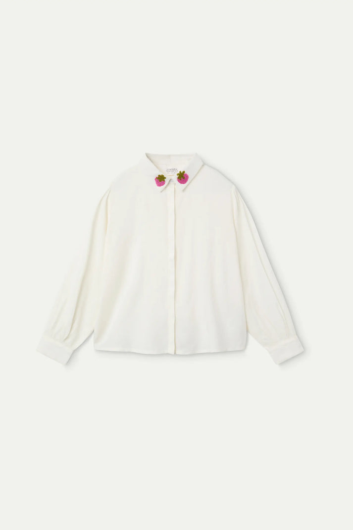 Camicia bianca da bambina con colletto ricamato a forma di fragola.