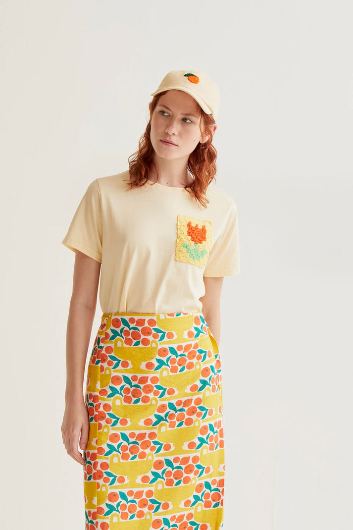 Maglietta giallo chiaro con ricamo di tulipani