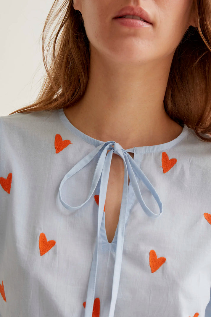 Top con cuori ricamati