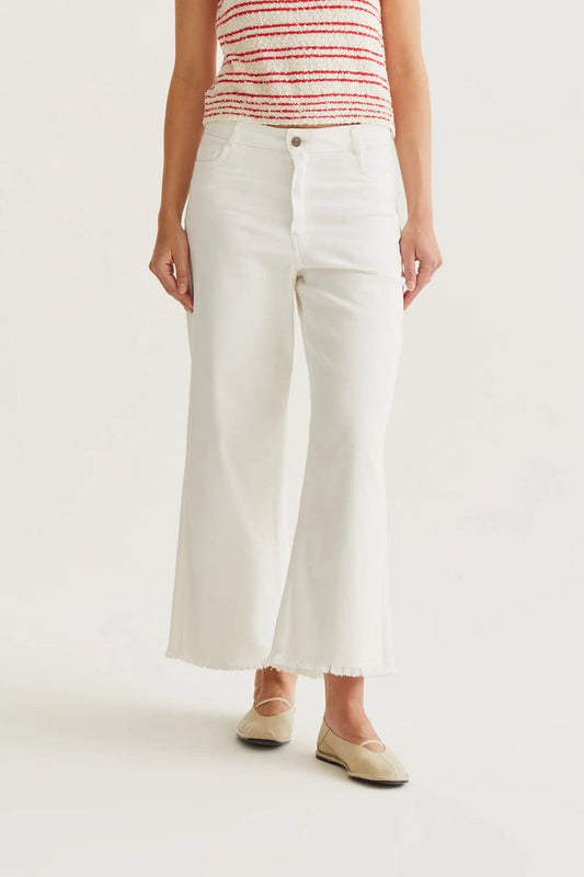 Jeans bianchi con orlo tagliato a vivo