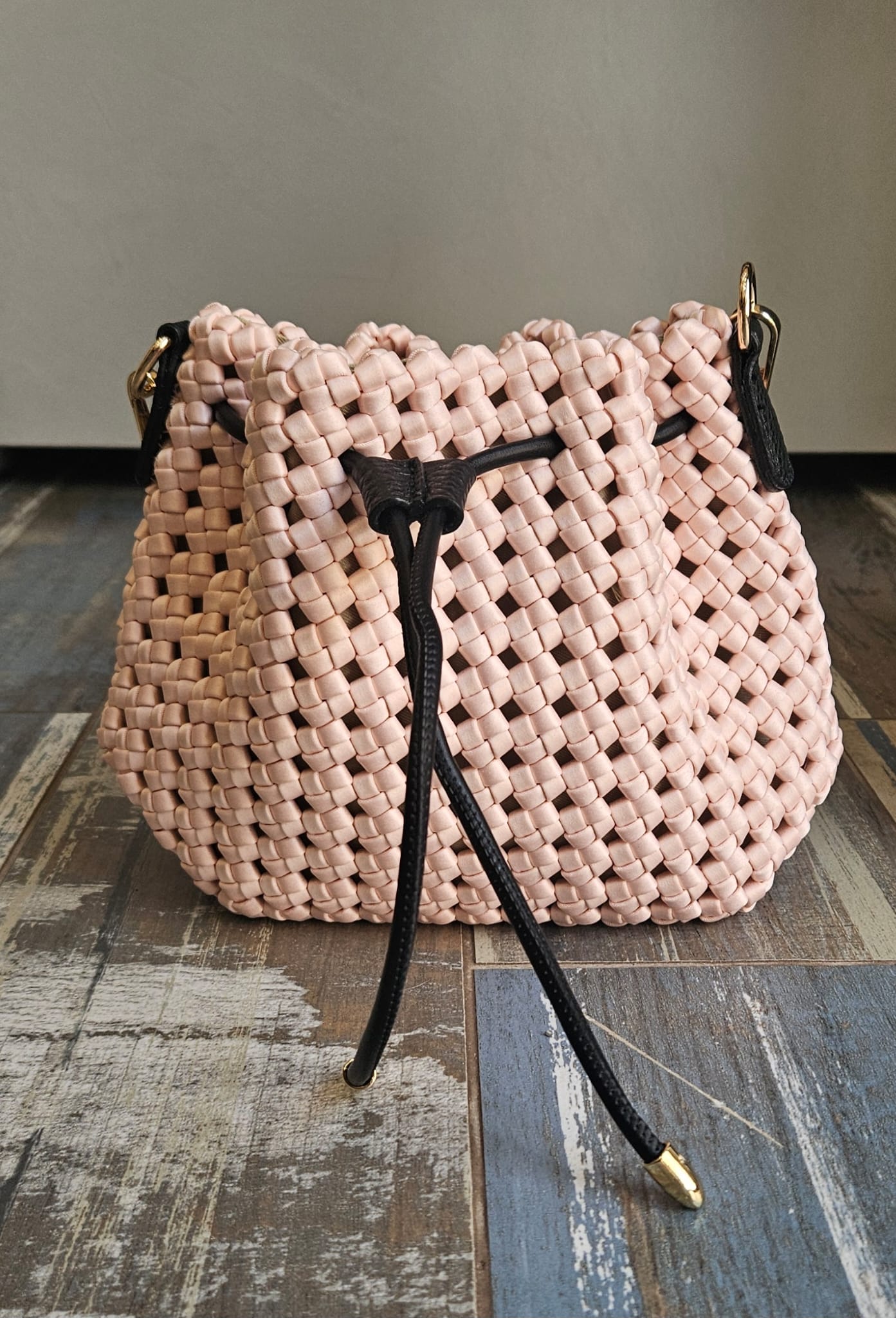 Borsa secchiello intrecciata rosa cipria