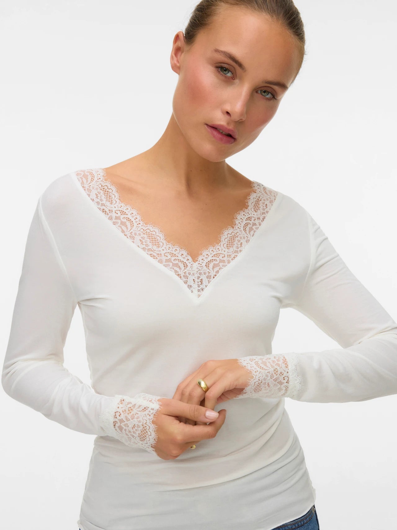 Top bianco scollo e maniche pizzo