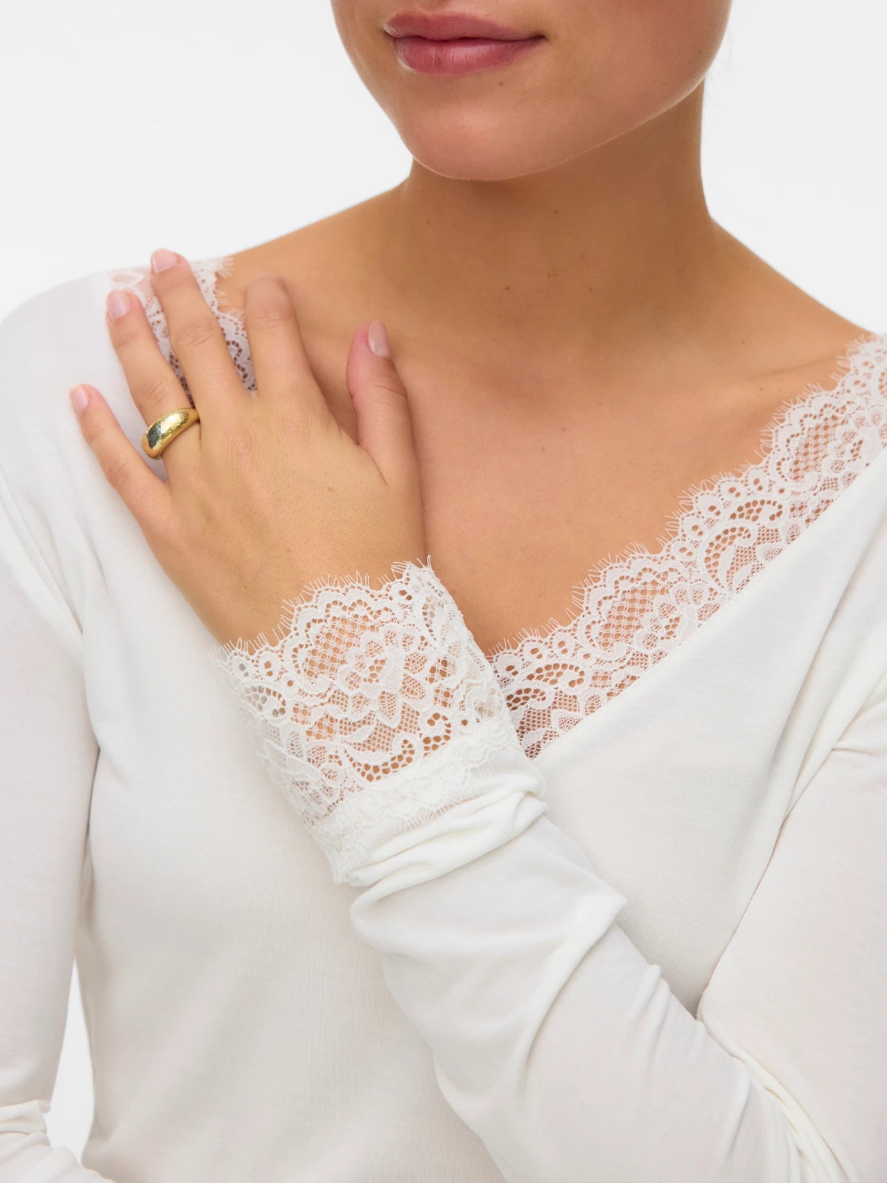 Top bianco scollo e maniche pizzo